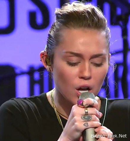 Miley Cyrus singing live #Wrecking ball ❤️